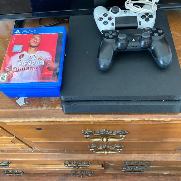 PS4 - Picture 2 of 14